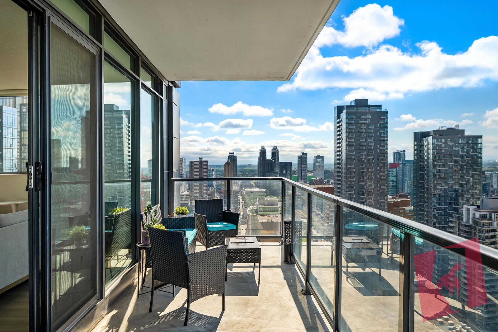 Gorgeous, 28th Floor, 2 Bed, 2 Full Bath, Sub-Penthouse for Rent with Endless Views