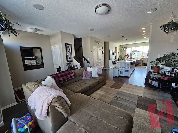 Beautifully upgraded home in SE family community! Easy access to StoneyDeerfoot. photo 3