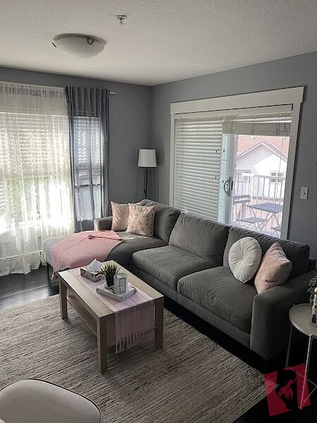 Bright and Large 2 bedroom, 2 bath corner condo apartment photo 3