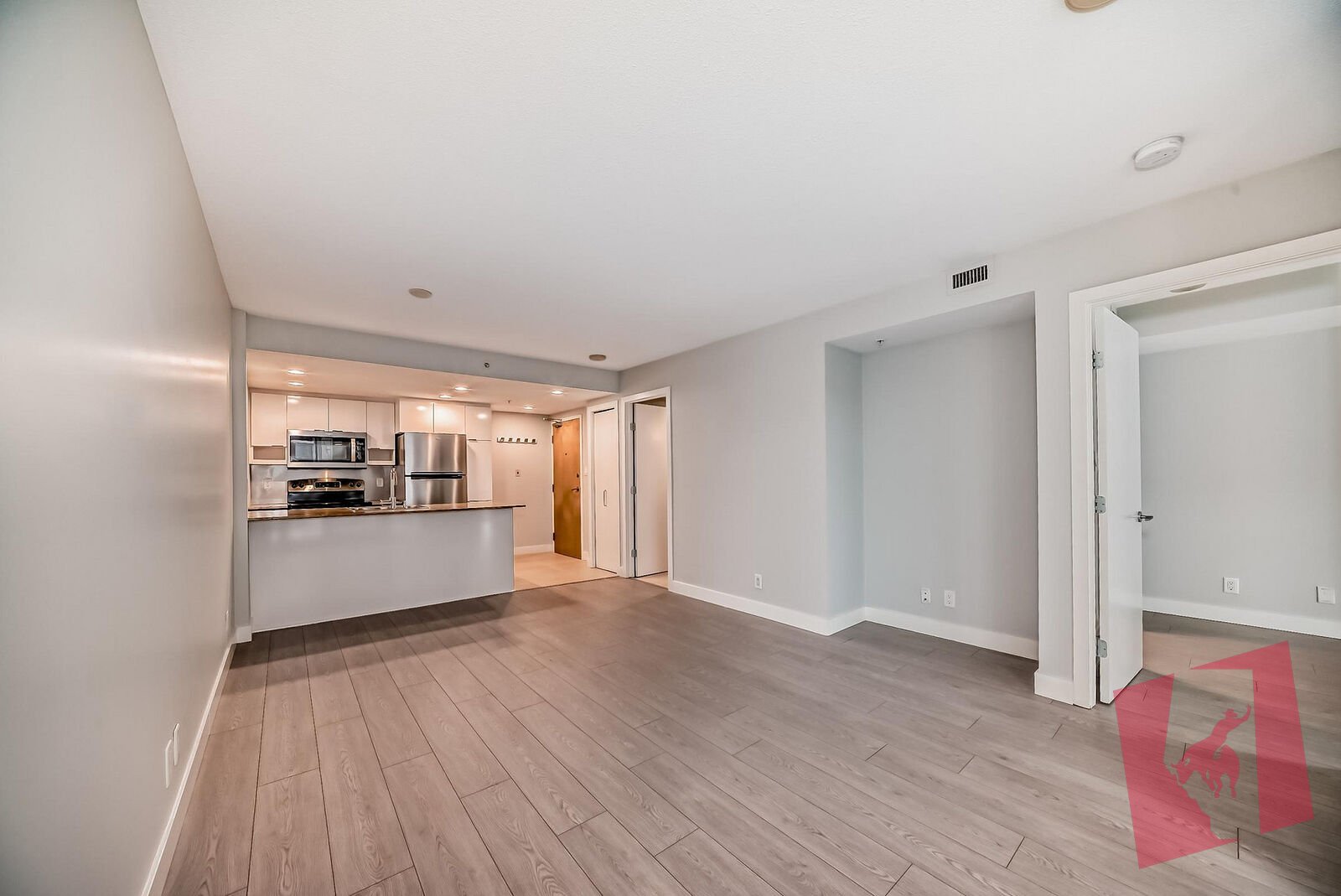 Stylish 1 Bedroom Condo in the Heart of the Beltline! (CP216)