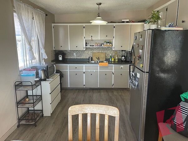 Spacious 3 bedroom corner 4plex in Southwood. $1575 photo 2