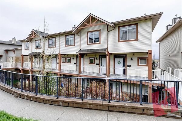 Bright 2Bed / 2 Bath Townhouse in NW Calgary – Rockyledge View photo 3