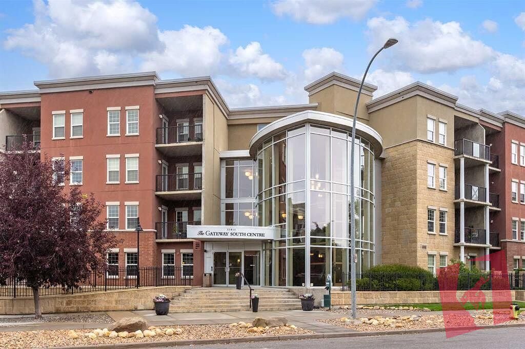 Beautiful 2 bed + den / 2 Bath 5th Floor Suite
