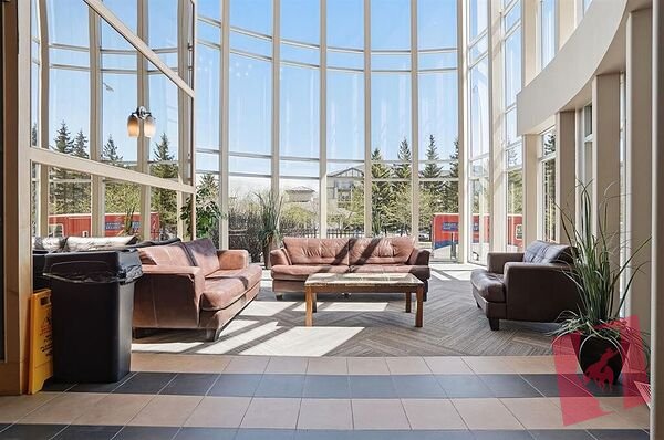 Beautiful 2 bed + den / 2 Bath 5th Floor Suite photo 2