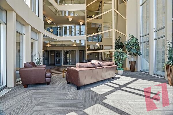 Beautiful 2 bed + den / 2 Bath 5th Floor Suite photo 3