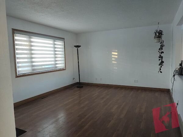 Main-floor suit, 5 min walk to C-train and bus station photo 2