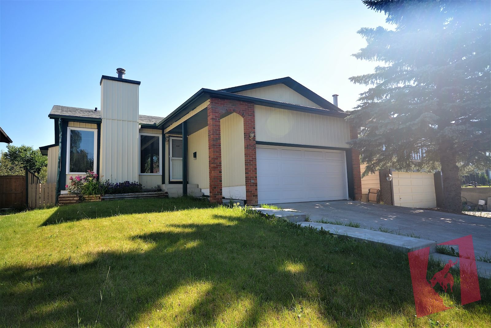 Fantastic 5 Bedrooms + Den - Bungalow Single House in desirable Beddington