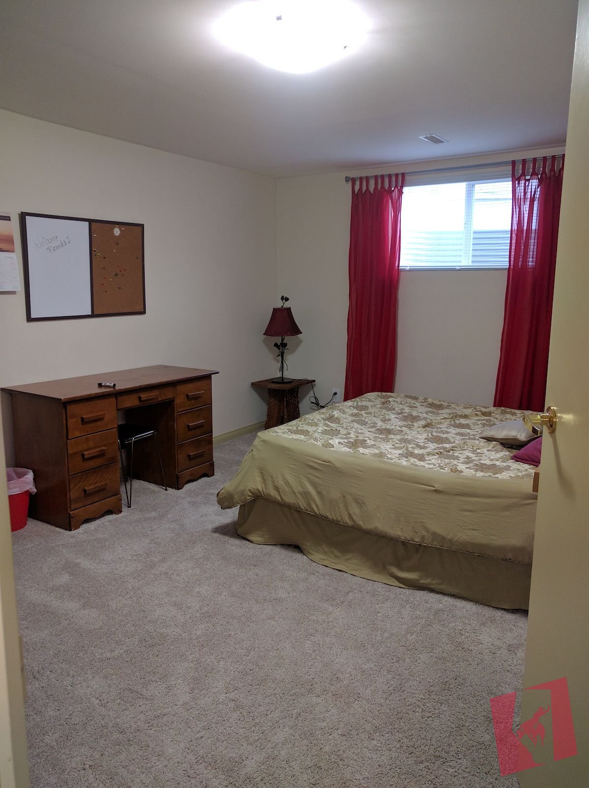1 Large bedroom for rent close to Transit. Females only please