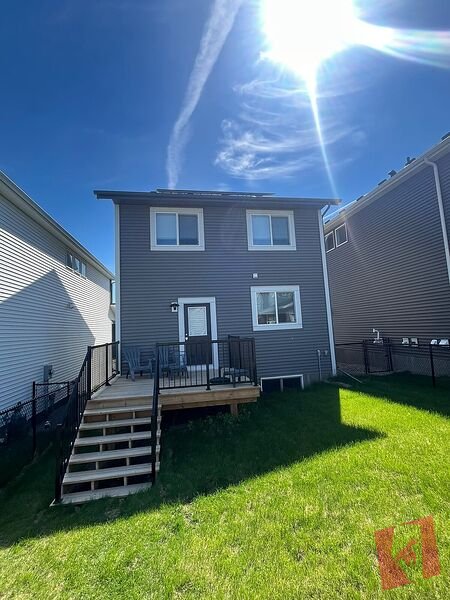 Like new! Build in 2025! Cozy 3 Bedroom Double Garage House in Glacier Ridge photo 2