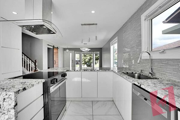 Executive Living in Woodlands SW – Spacious Detached Raised Bungalow
