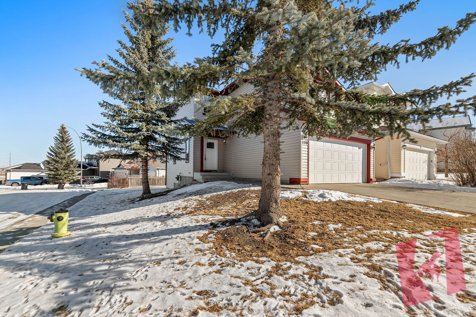 Nice corner house with a full basement. South facing 2 story 3 bedrooms, 2.5 Ba. photo 2