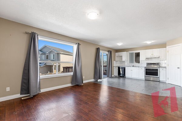 Nice corner house with a full basement. South facing 2 story 3 bedrooms, 2.5 Ba. photo 3