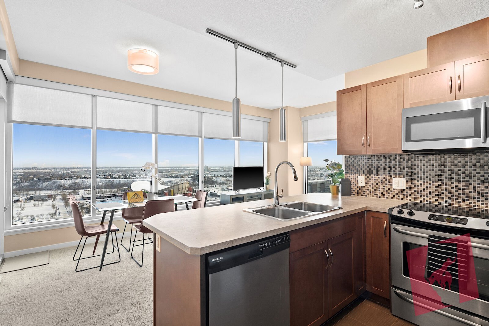 Trendy Fully furnished 2Br 2Ba Apartment Downtown Calgary. Free Parking photo 3