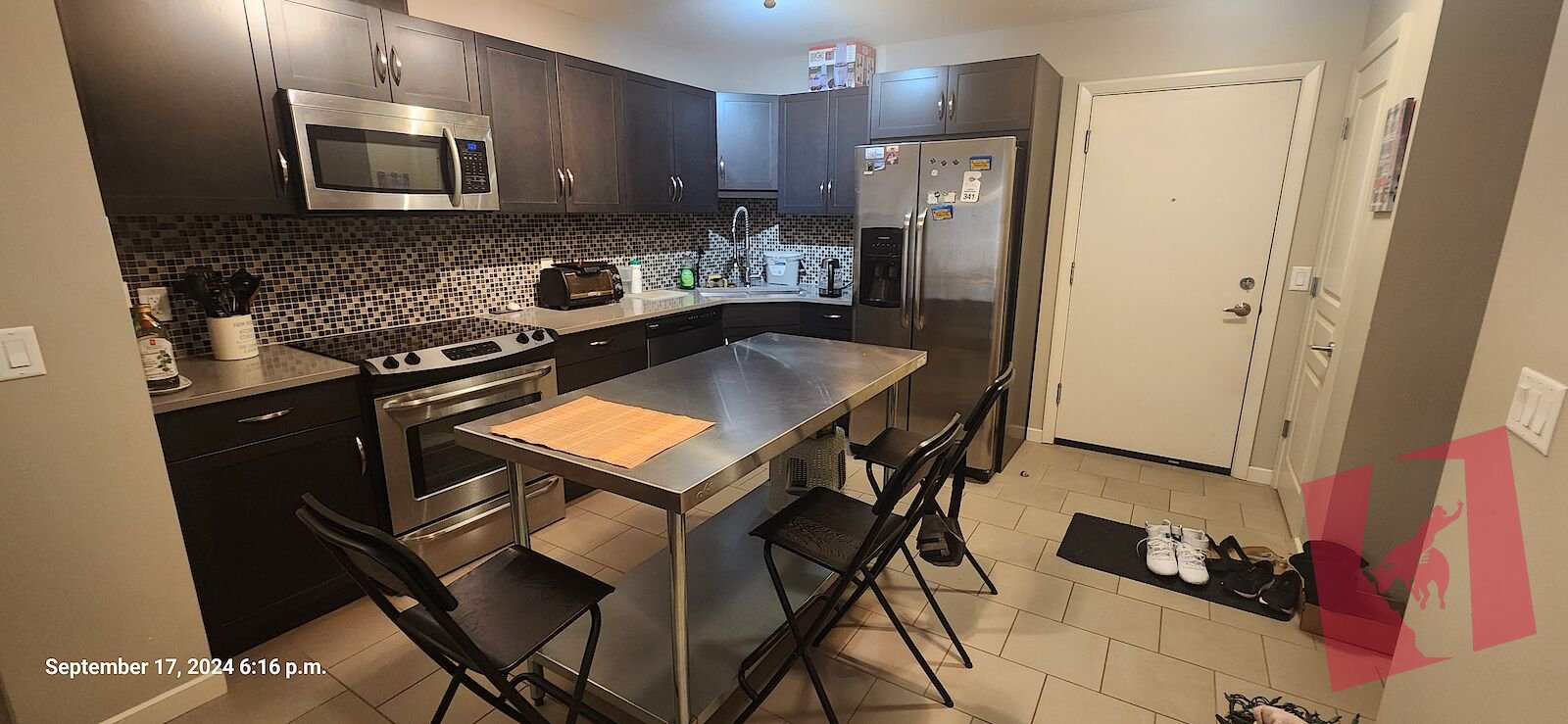 Spacious 2 Bedrooms and 2 Bathrooms in the heart of downtown Calgary photo 3