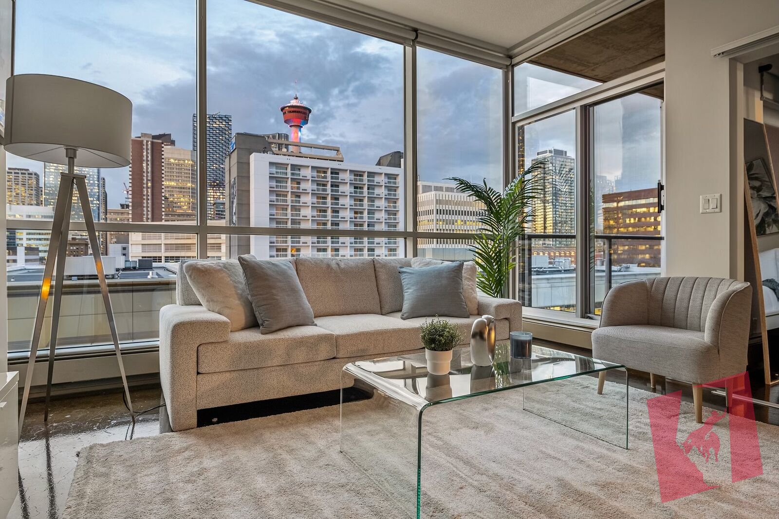 Bright & Modern 1 Bed + Den Condo | Downtown Views | Walk to City Centre