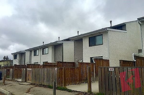 3 bedroom townhouse for rent in Pineridge NE $1500/month + utilities
