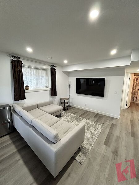 Cozy 2 Bedroom Legal Walkout Basement Suite