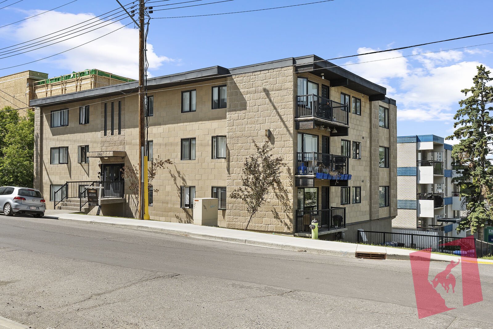 RENOVATED 900 SQFT OPEN CONCEPT CONDO IN BANKVIEW! UNDERGROUND PARKING!!! photo 2