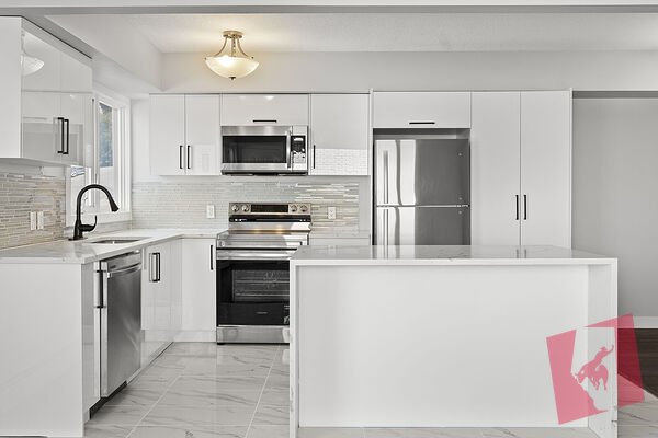 RENOVATED 900 SQFT OPEN CONCEPT CONDO IN BANKVIEW! UNDERGROUND PARKING!!! photo 3