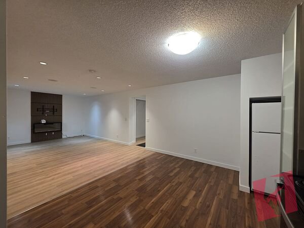2 bedroom updated unit with lake access