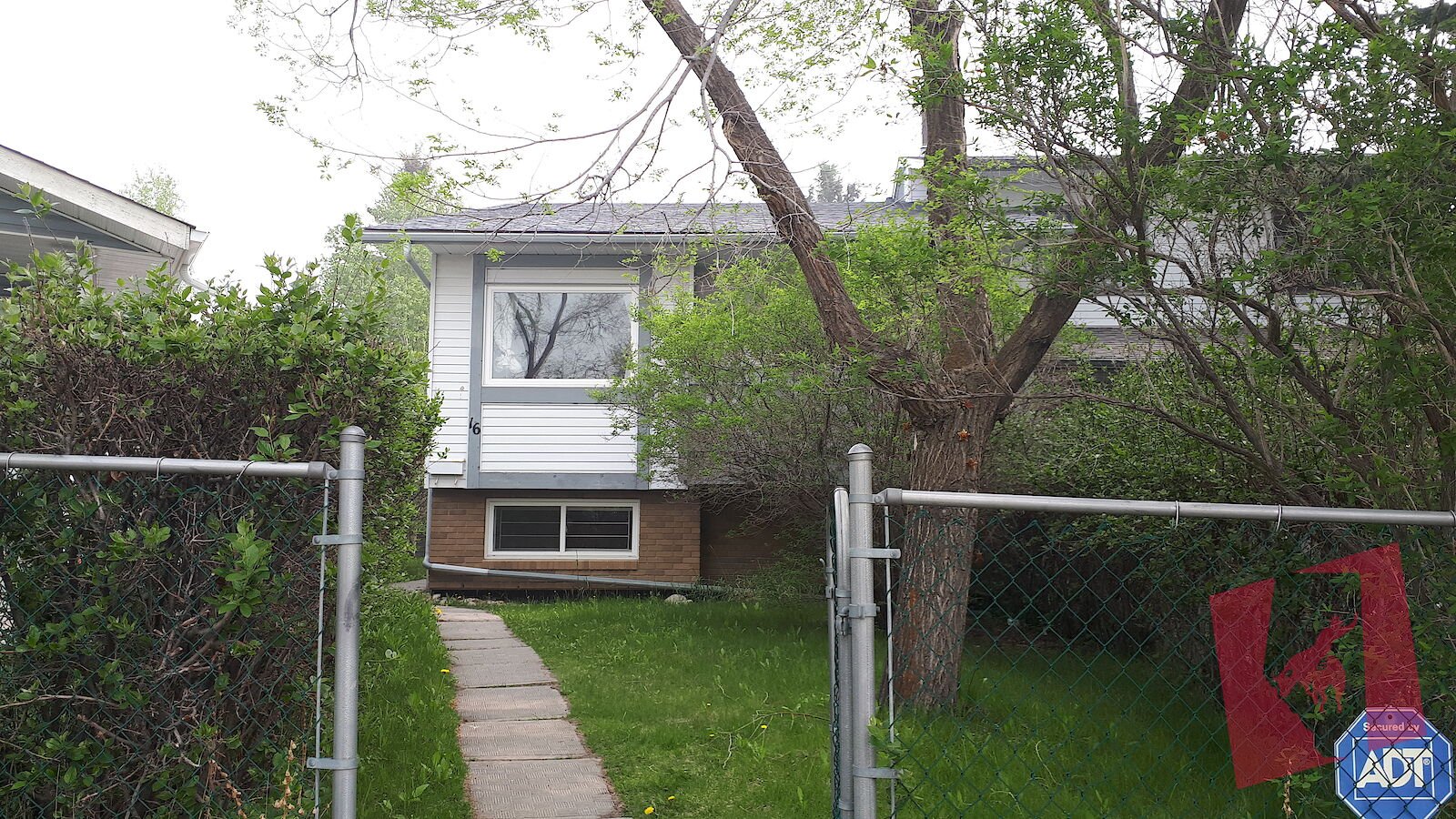 Charming 4 Bed 2 Bath Duplex in Edgemont photo 2