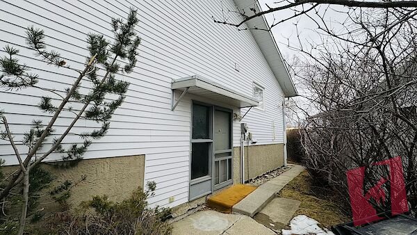 Charming 4 Bed 2 Bath Duplex in Edgemont photo 3