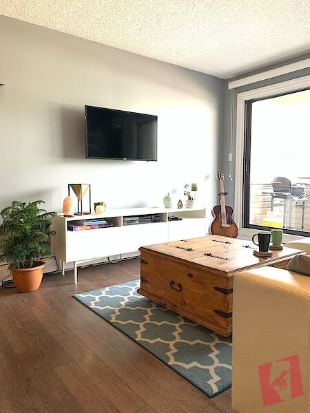 Renovated 2 bed 1 bath condo in Sunalta
