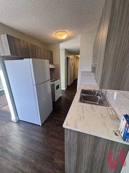 1-Bed Sunalta | Balcony + Parking | Walk to LRT