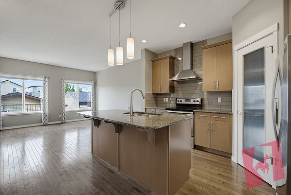 2 STOREY, 4 BEDS + DEN IN EVANSTON photo 3