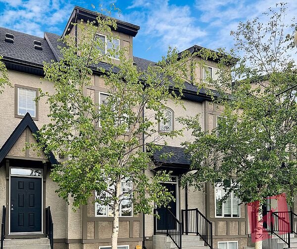 Perfect family home with 3 bed + 3.5 bath across from a park with DOUBLE GARAGE