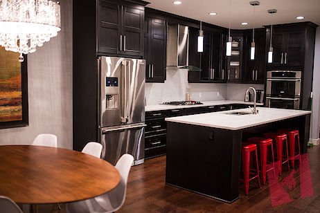 Luxury Duplex just minutes from LRT and Downtown photo 3