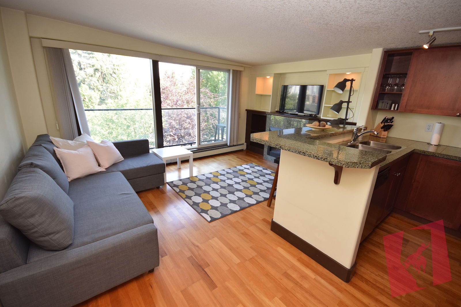Move-In Ready 17 Ave Living - Fully Furnished & Fully Equipped - Downtown Views photo 2