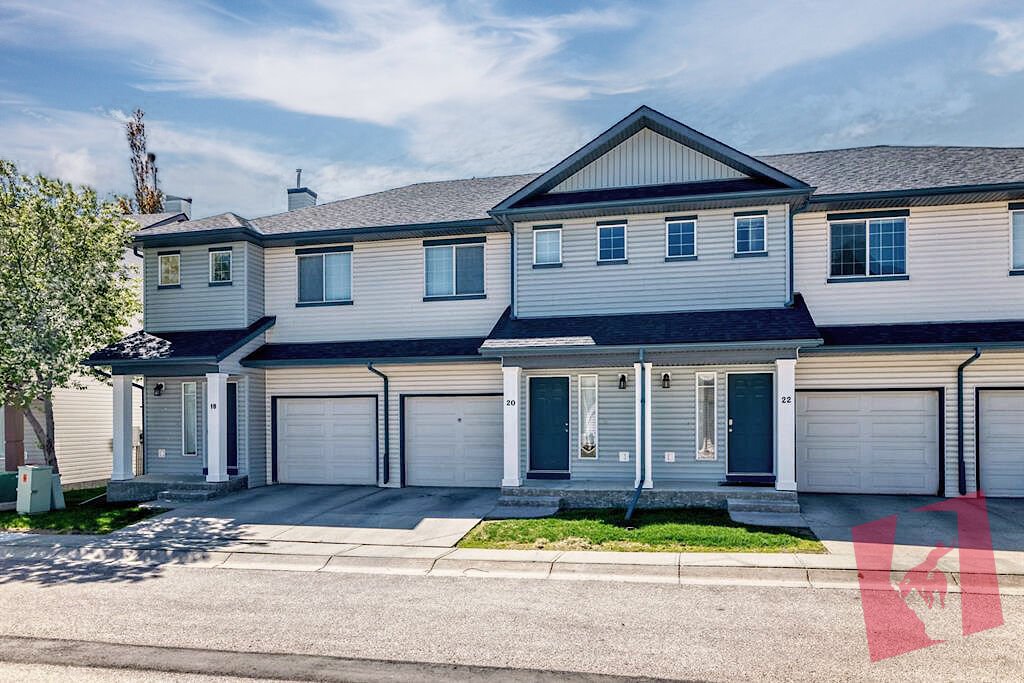 Bright and well-maintained end-unit townhouse!