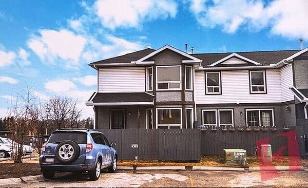 Signal Hill 3BR 3 FULL Bath End Unit Townhouse 1550sqft 2 Parking spots $2350
