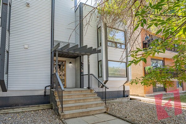 Lofty Living or Snuggle Up in Sunalta