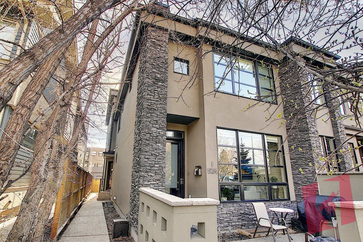 Luxurious 3 Bedroom, 4 Bathroom Home (2,500 sq.ft.) in the Heart of Killarney!