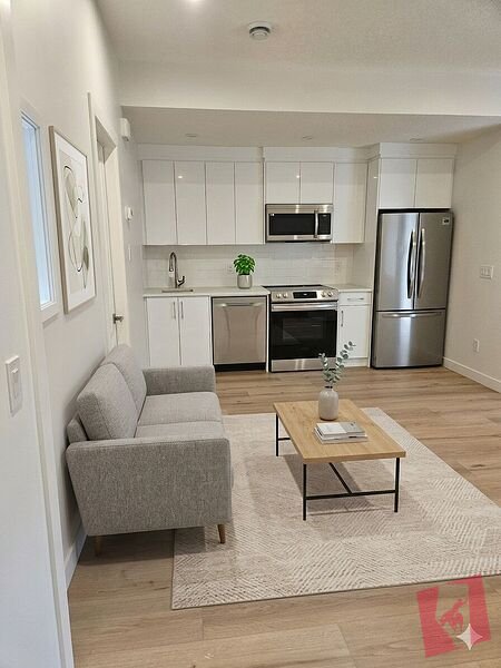 Killarney Luxe – Designer 1 Bed | 1 Bath Basement Suite