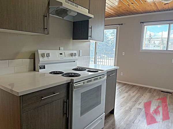 Renovated Forest Heights 4Plex 2 Bed 1.5 Bath Unit with Fireplace! photo 3