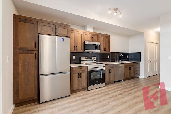 Beautiful Condo in fantastic area with all amenities walking distance! photo 2