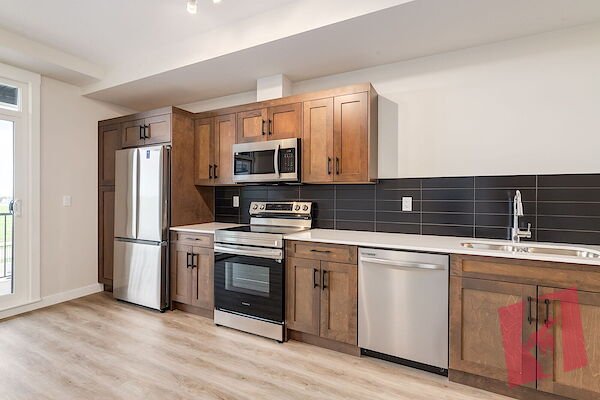 Beautiful Condo in fantastic area with all amenities walking distance! photo 3