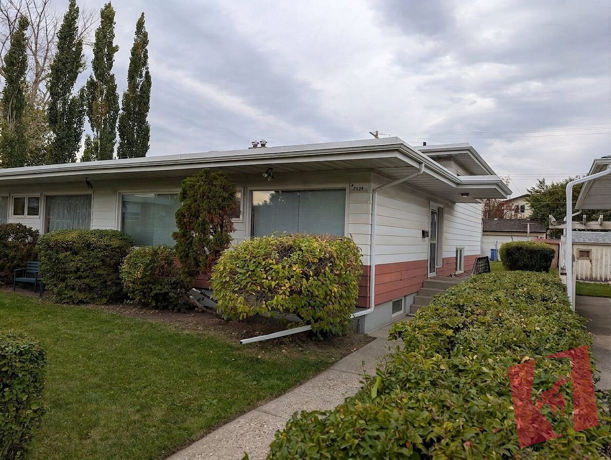 HUGE AND BRIGHT 3 BEDROOM TRIPLEX IN THE HEART OF BANFF TRAIL photo 2