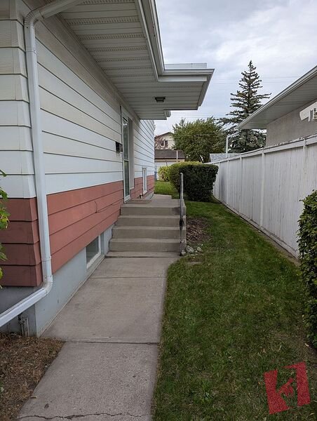 HUGE AND BRIGHT 3 BEDROOM TRIPLEX IN THE HEART OF BANFF TRAIL photo 3