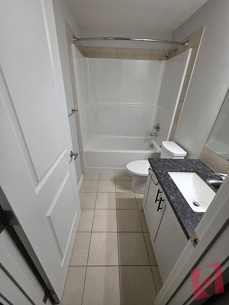 02 Bedrooms Beautiful Very Clean Legal Walkout Basement Suite photo 3