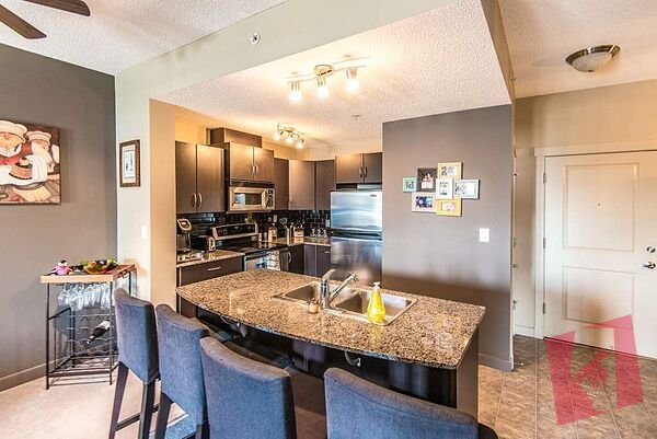 Beautifully appointed 1 bedroom plus den condo! photo 2