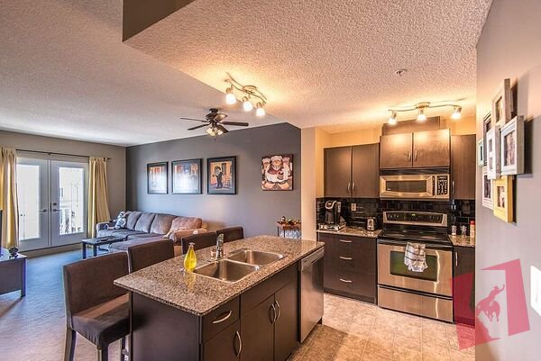 Beautifully appointed 1 bedroom plus den condo! photo 3