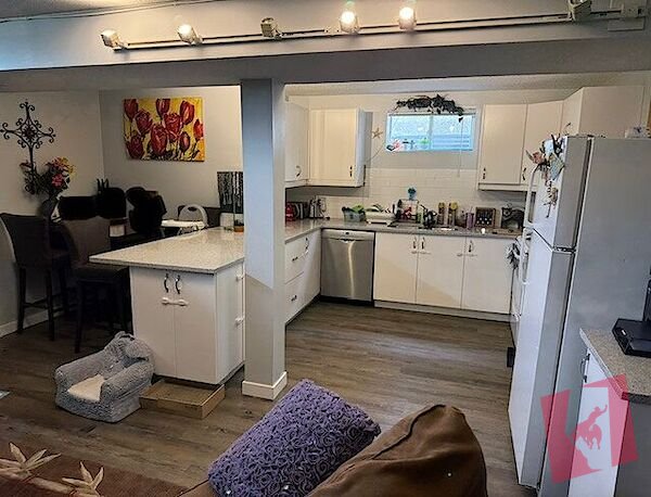 Charleswood, oversized double garage with separate laundry