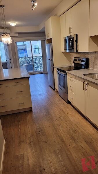 Beautiful and cozy 1 bed plus den, 1.5 bathroom unit for rent in legacy