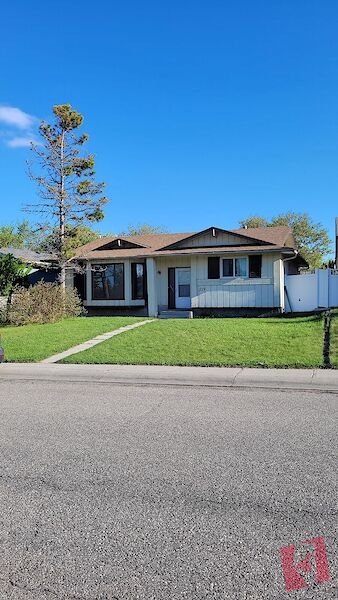 MARLBOROUGH PARK 1352 SQ.FT.BUNGALOW, SOUTH BACKYARD, CLOSE TO SCHOOL, FP ON FR. photo 2