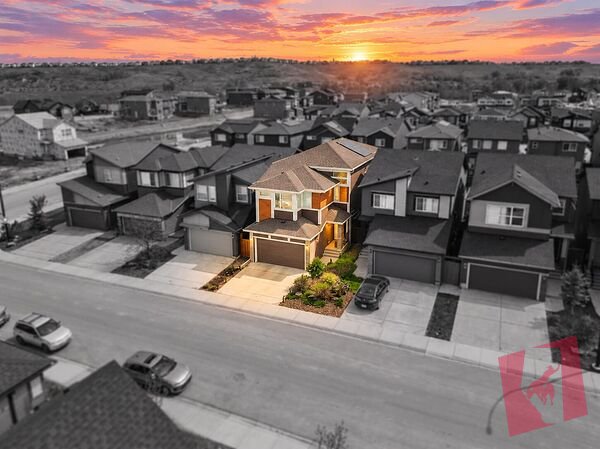3 Bed 3.5 Bath - Former Show home - Award-winning Elliot Model - Ultra Specifications Level - Jayman BUILT Home for Rent photo 2