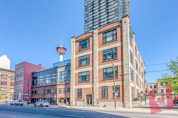+700 square feet downtown 1-bedroom hard loft 13' ceilings photo 2